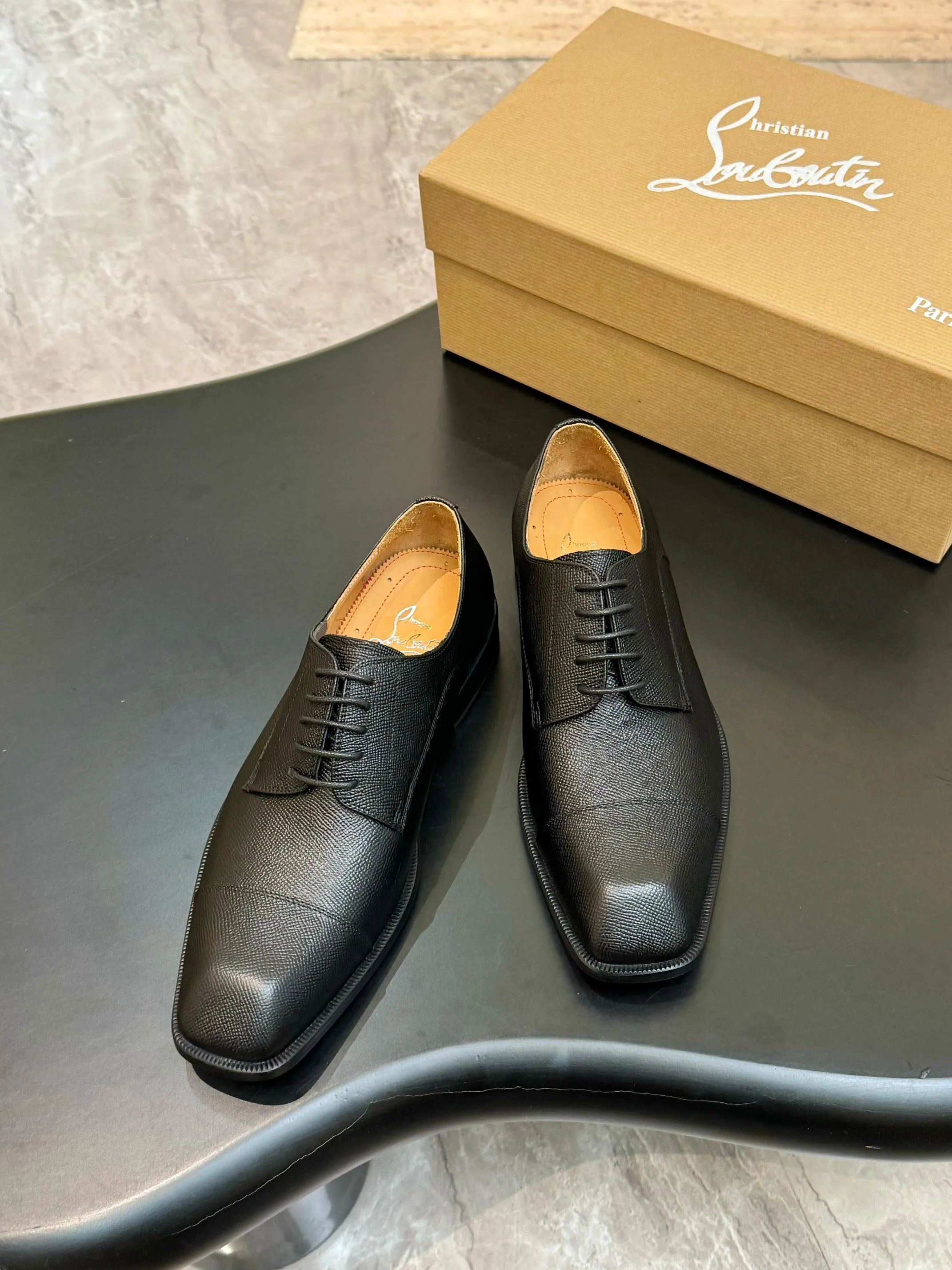 [CL red sole shoes] Top P: 1020💰 Size 39-44 (⚠️38.45.46.47 custom-made, non-returnable and non-exchangeable) 🆑High-end men's business formal leather shoes, original authentic top quality goods ••✅💯 Top original order purchasing agent! Original imported patterned cowhide ➕Imported cowhide lining ➕Cowhide feet ➕Original leather outsole~🉑️Feel free to compare the authentic ones!